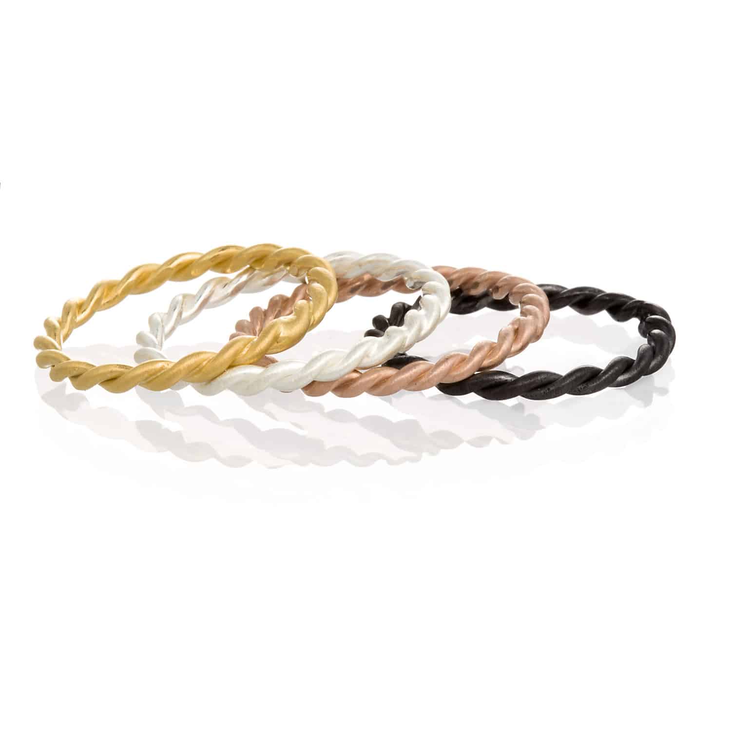 Anillo Twisted L