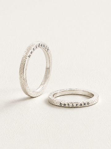 Anillo con inscripción personalizada