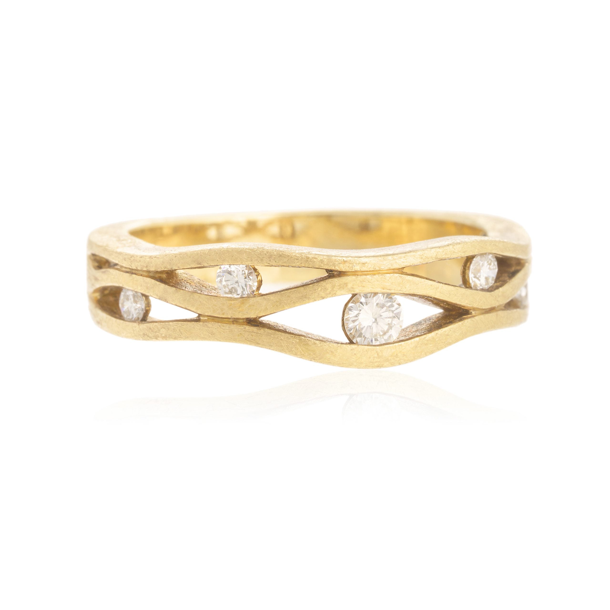 Anillo ondas y brillantes