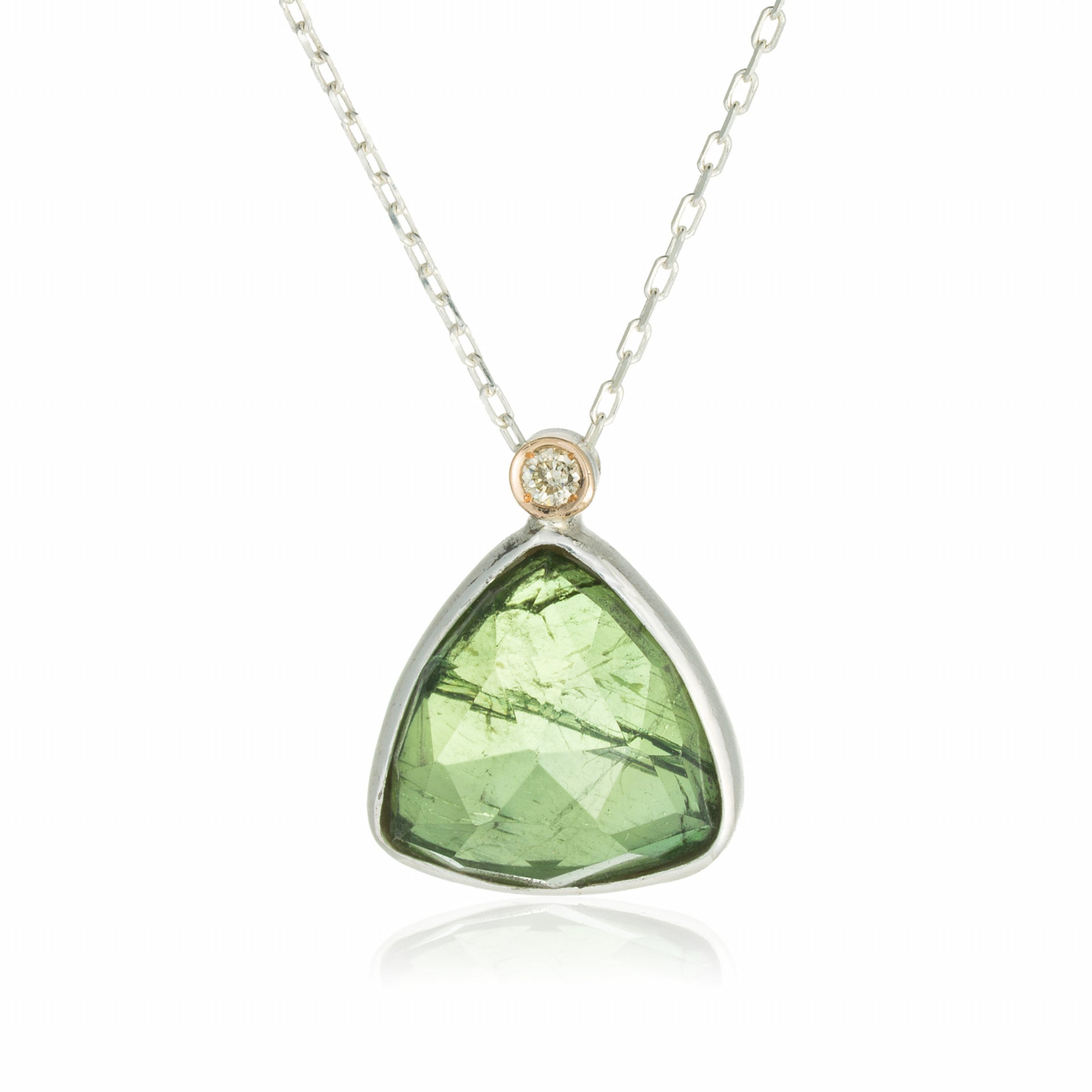 Colgante turmalina verde y brillante con hilo de oro