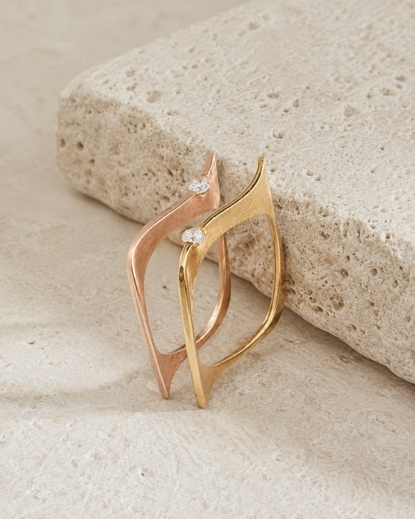 Dos alianzas artesanales de diseño original en oro amarillo y oro rosa de SUART Jewelry