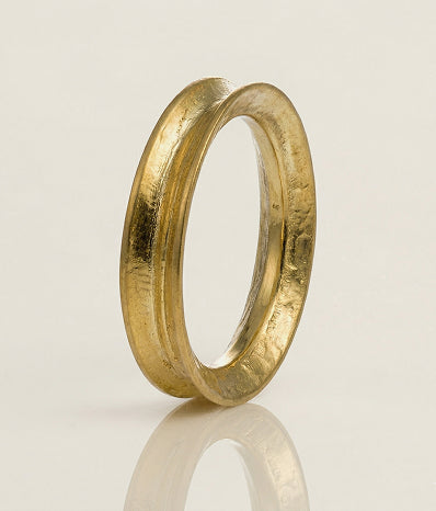 Alianza de boda artesanal diseñada a medida por SUART Jewelry